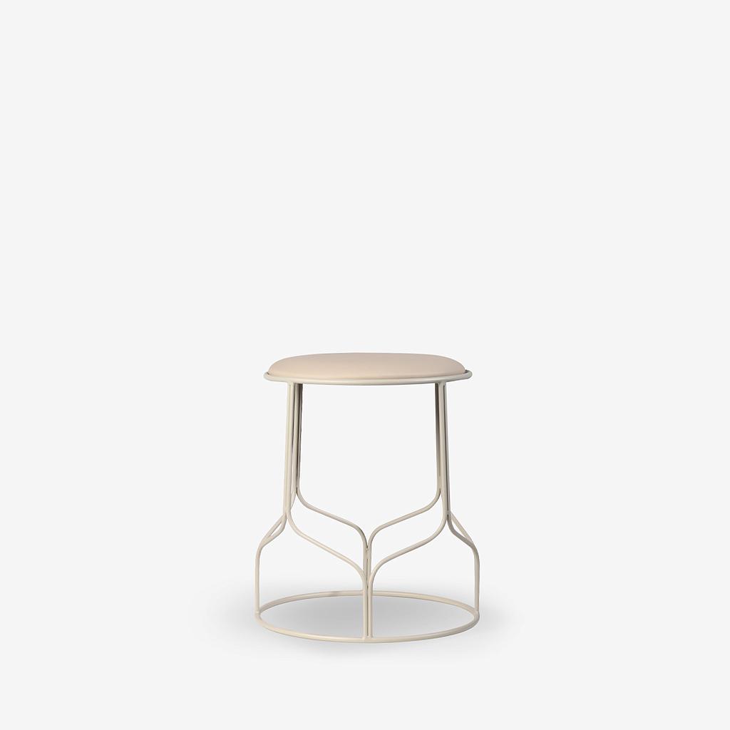 VIRGULE. Tabouret bas assise tapissée